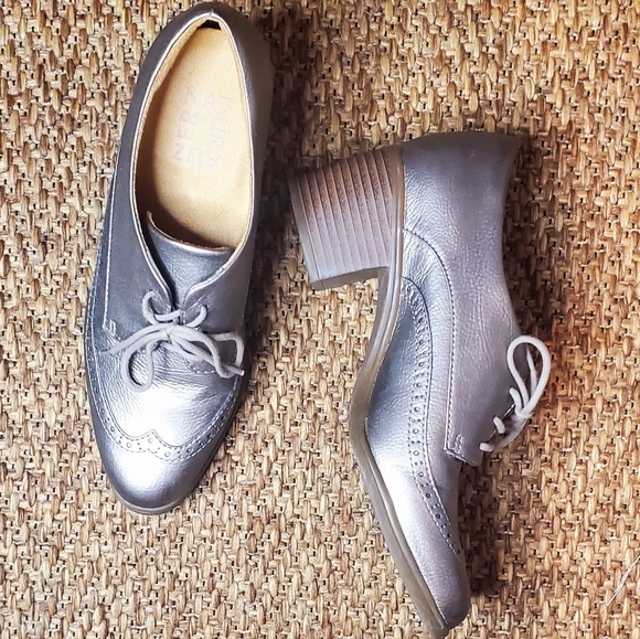 Naturalizer Light Gold Oxford Loafers Size 5.5W Lace up Soft insole. Quality an - Picture 2 of 3